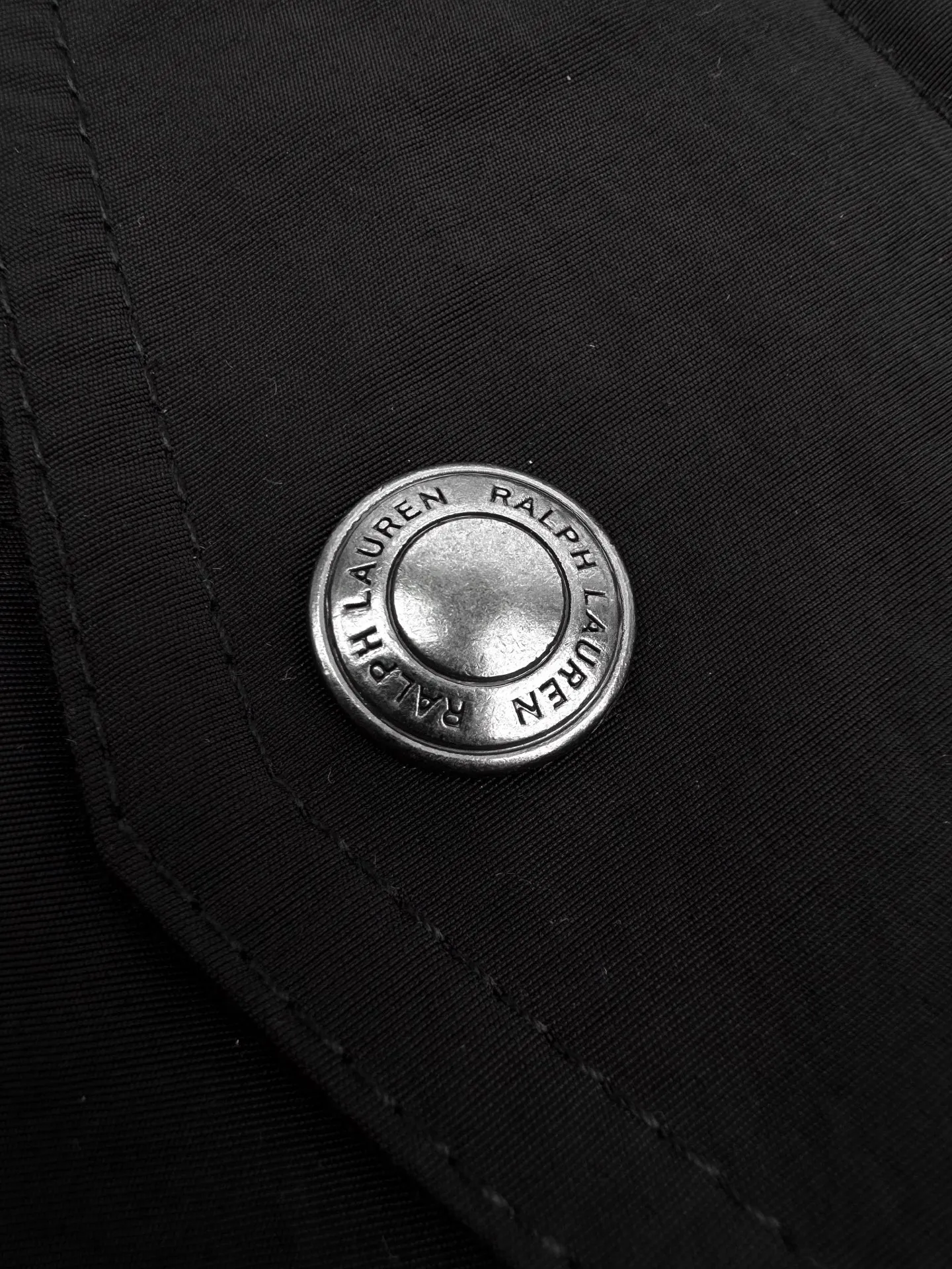 P490 Ralph Lauren Logo Baseball Collar Cotton Jacket. Customized cloud-like double-sided velvet. Excellent texture. Comfortable and close to the skin. Matte obsidian black on the front exudes an innate sense of luxury. Microvelvet touch on the reverse hides the temperature. The black layers appear on their own. The front groove is quilted with military-grade wiring to outline the three-dimensional skeleton. The exquisite pony logo embellishes the chest. Low-key and powerful. The left sleeve hidden pocket hides the edge. The collar chain linkage layered design is effortlessly advanced. The golden ratio of lightness and warmth, warm but not heavy, heavy but not stiff. Process 1: Using imported machine embroidery technology, using advanced computer control systems and precision mechanical components to achieve the iconic pony embroidery operation with high precision and smooth and delicate lines. Process 2: Needle and shuttle splicing technology can make full use of the respective advantages of knitted fabrics and woven fabrics. By choosing the appropriate sewing process and stitches, the splicing parts can be ensured to be strong and beautiful. Process 3: Template machine bag opening. The preset template guides the position of opening the bag. The accuracy of shape and size ensures the quality of the bag opening. Accessories: Customized 1:1 Ralph Lauren snap button. Customized 1:1 Ralph Lauren zipper. Customized 1:1 Ralph Lauren trademark. Version: Loose version. Size: S M L XL. Style number: 25369.